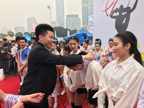 赛事嘉宾为西汉姆联官网队员颁奖.jpg