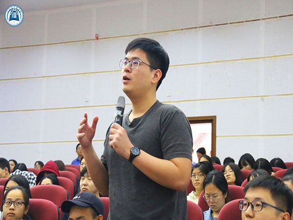 5bec00eaea211.jpg 提出问题的同学.jpg